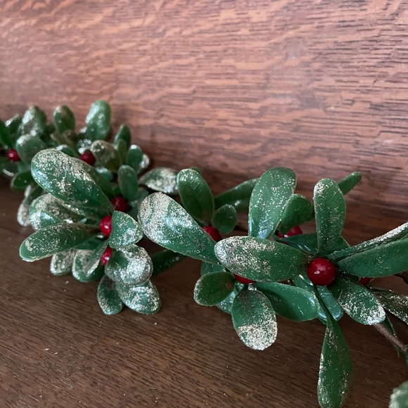 KIRKLAND'S BERRY MISTLETOE CHRISTMAS GARLAND 6' - Picture 6 of 8